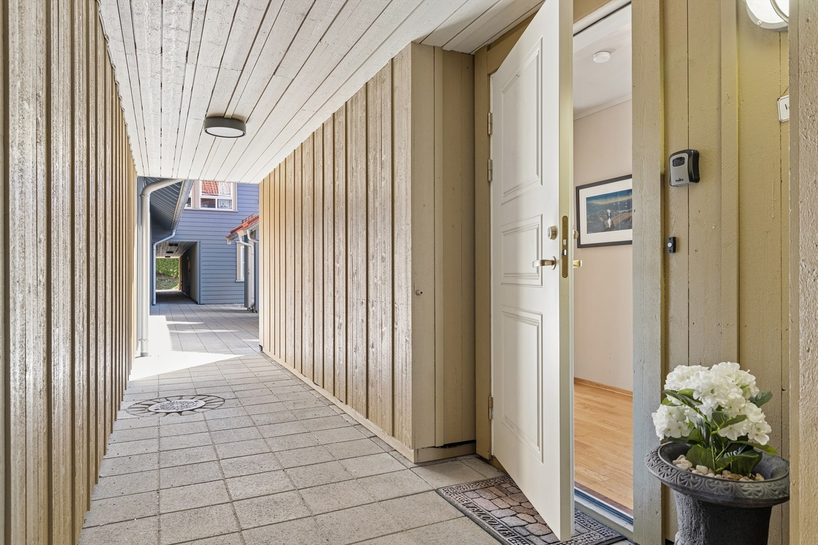 Inngang fra overbygd svalegang Galleribilde
