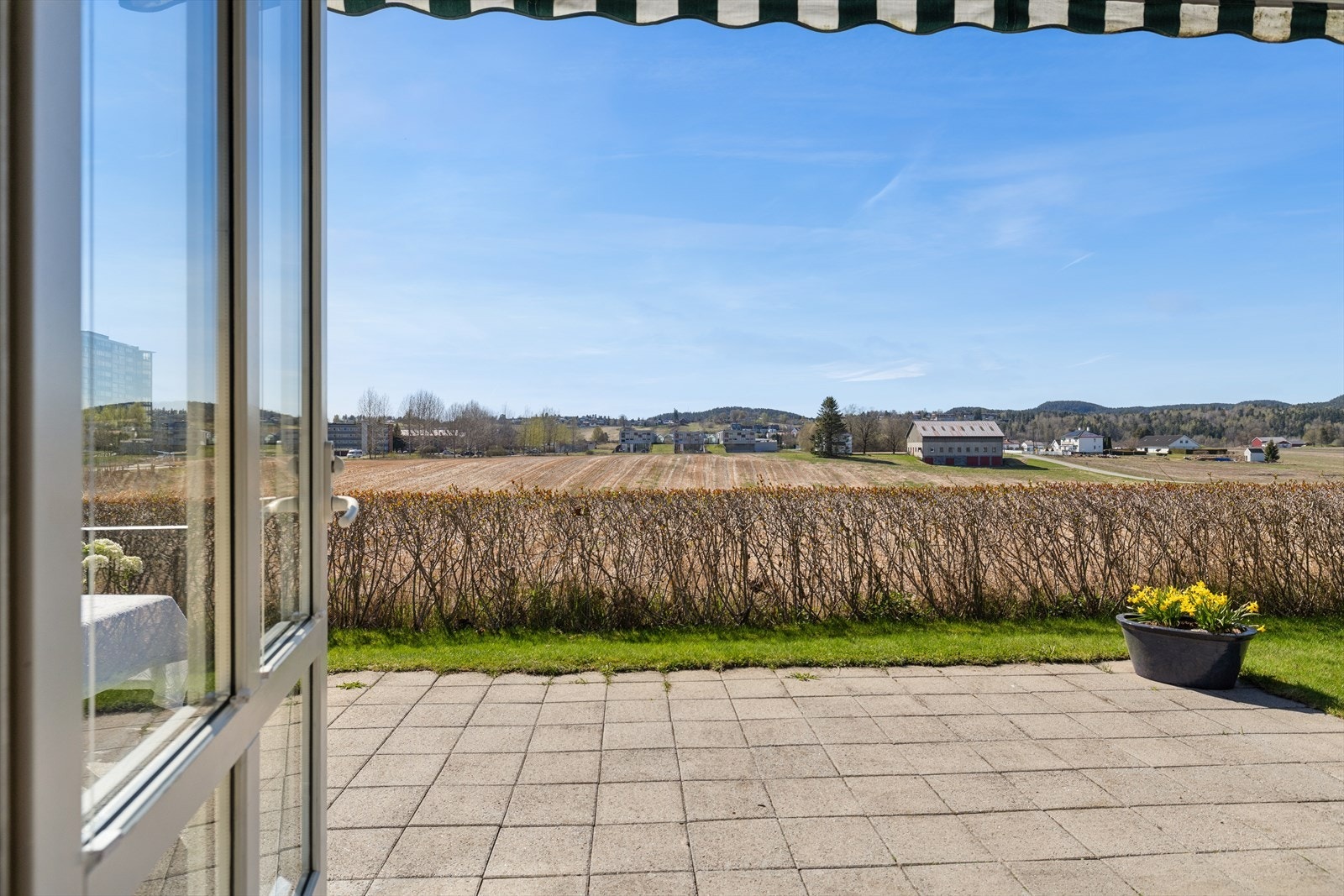 Fra stuen er det utgang til solrik steinbelagt terrasse Galleribilde