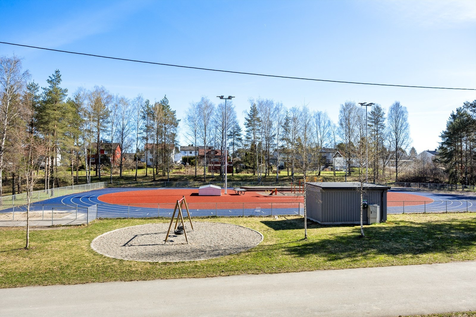 I umiddelbar nærhet ligger Haugen skole med aktivitetshall og idrettsanlegg, kun 5 minutters gange unna. Galleribilde