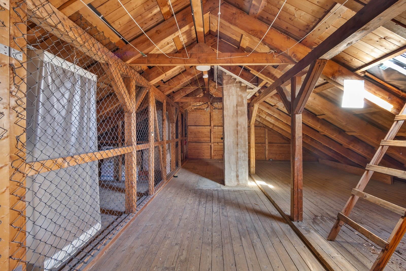 Leiligheten disponerer en romslig bod på loftet med et gulvareal på 8 m². Galleribilde