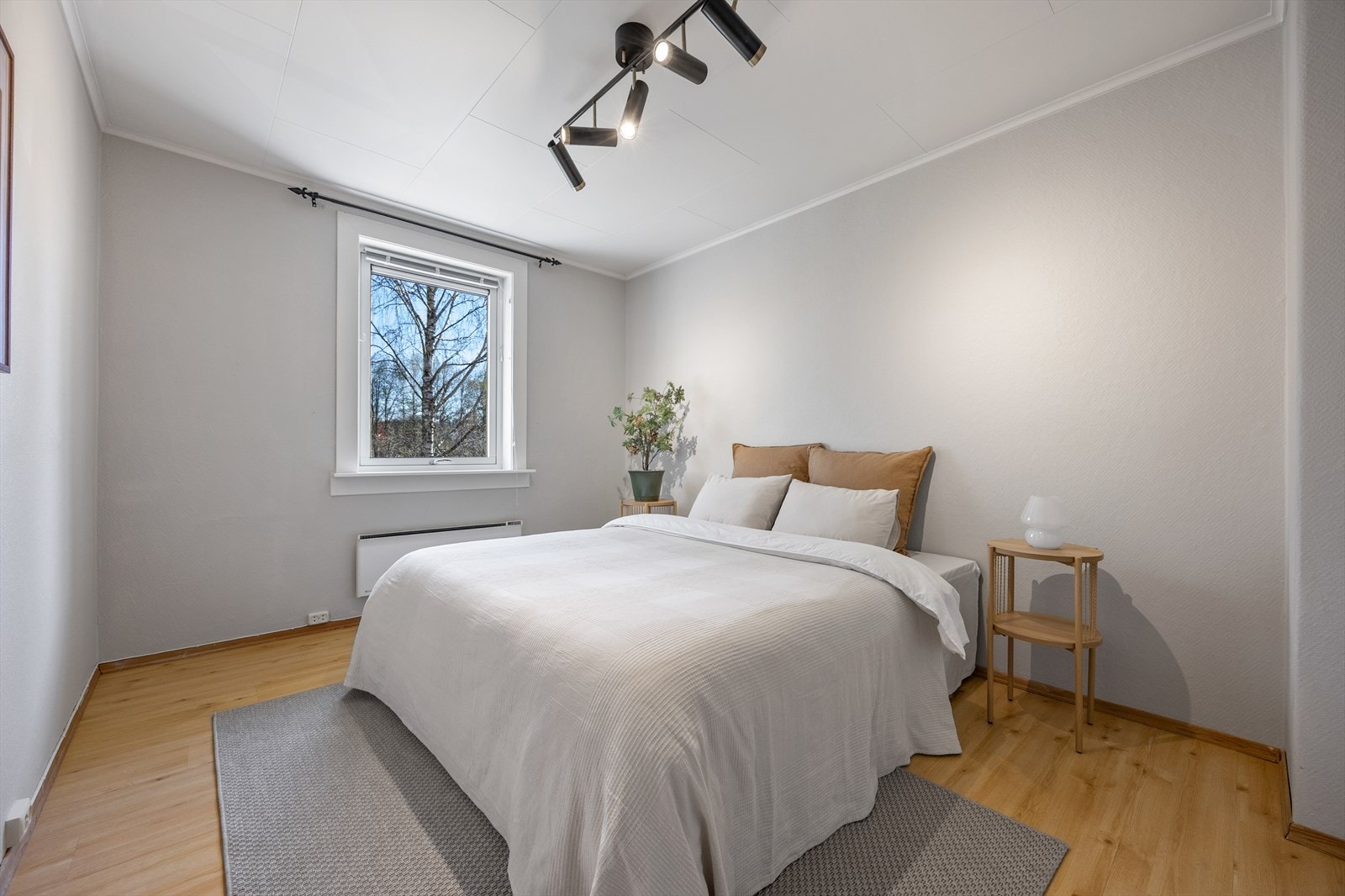 Soverommet har parkett på gulvet og malte overflater på veggene. Galleribilde
