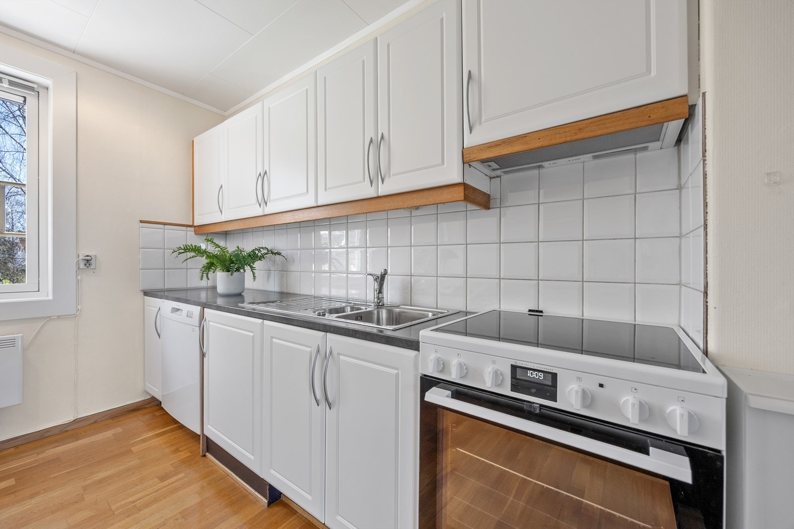 Kjøkkeninnredningen har glatte fronter og laminat benkeplate. Galleribilde