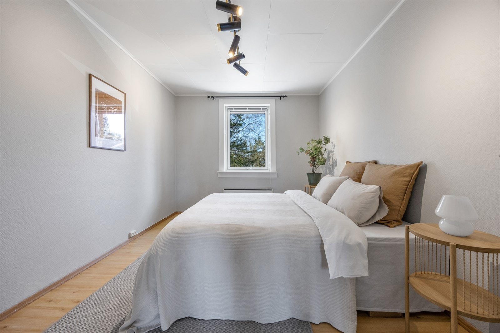 Det ene av leilighetens to soverom, med plass til seng og nattbord. Galleribilde