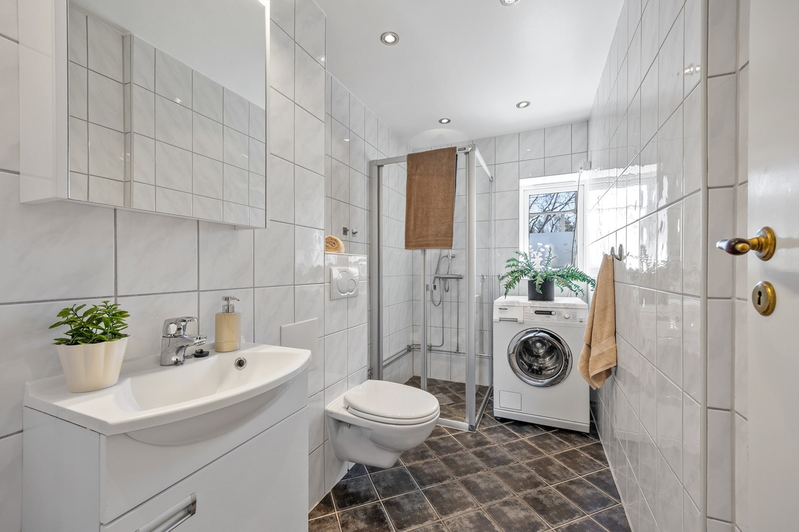 Badet ble pusset opp i 2010 og har flislagte overflater, varmekabler i gulvet og opplegg for vaskemaskin. Galleribilde