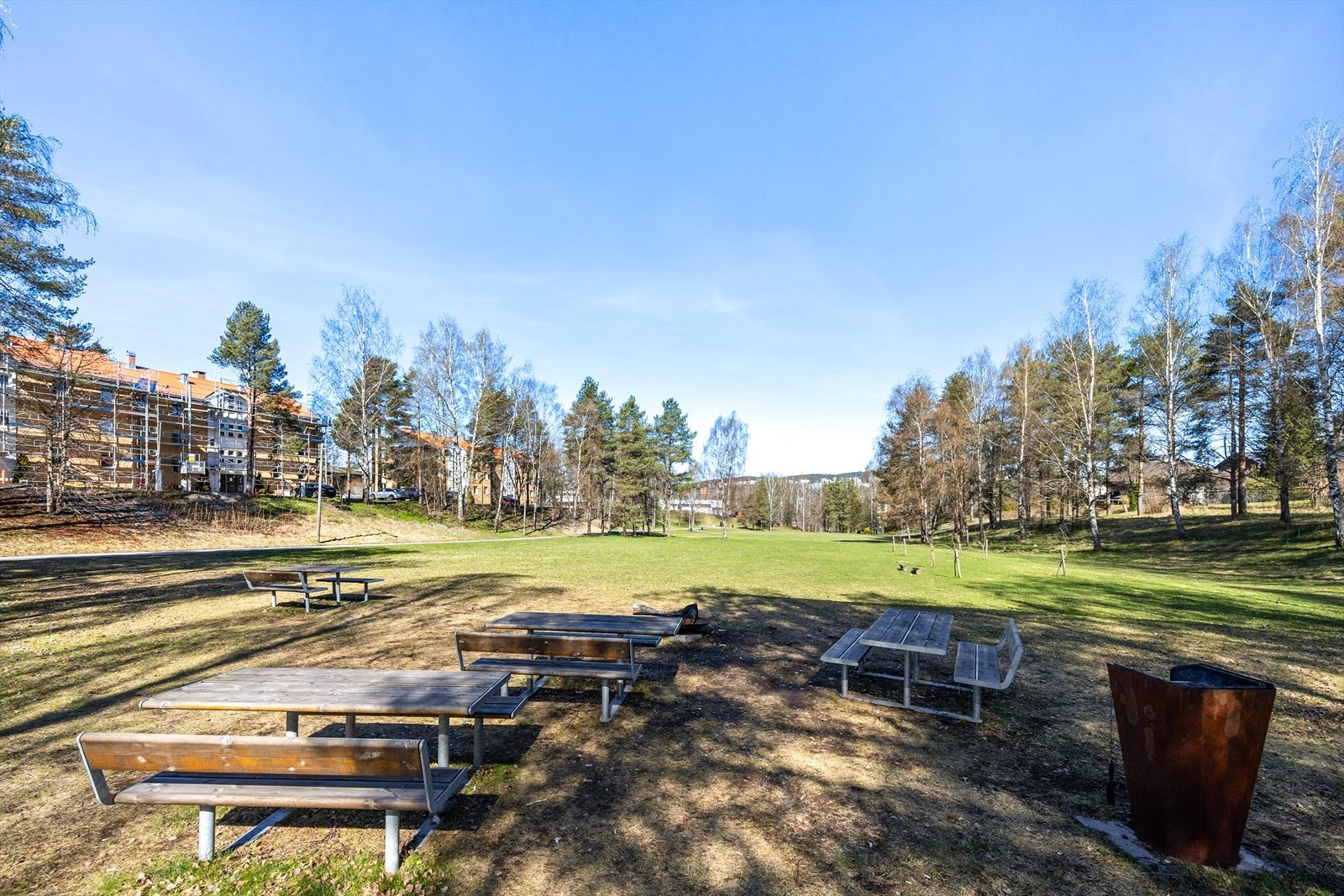Borettslaget har store, parkmessige fellesområder med sittegrupper og grillplass. Galleribilde