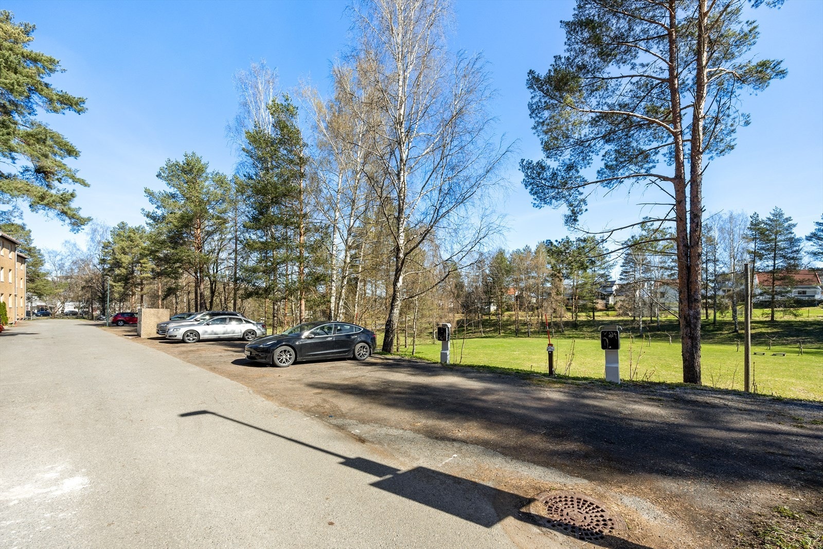 Det medfølger en parkeringsplass på borettslagets felles biloppstillingsplass. Galleribilde