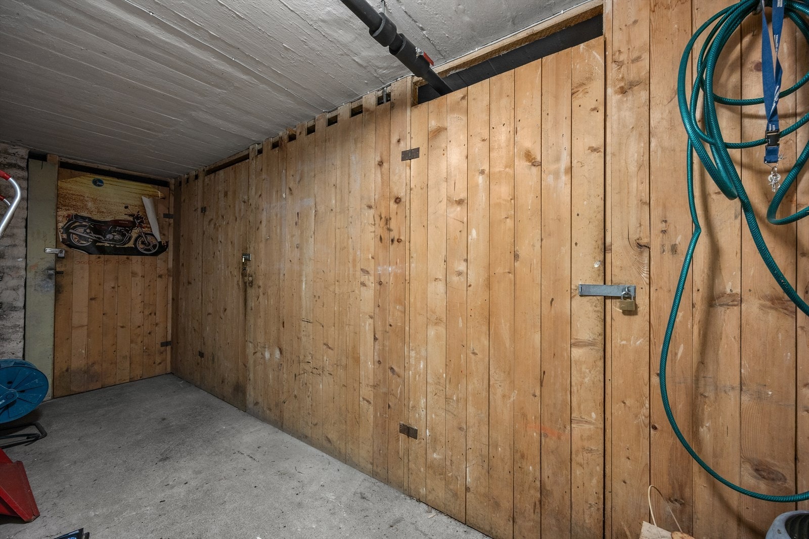 I tillegg følger det med to kjellerboder på til sammen 12 m², som gir svært gode lagringsmuligheter. Galleribilde