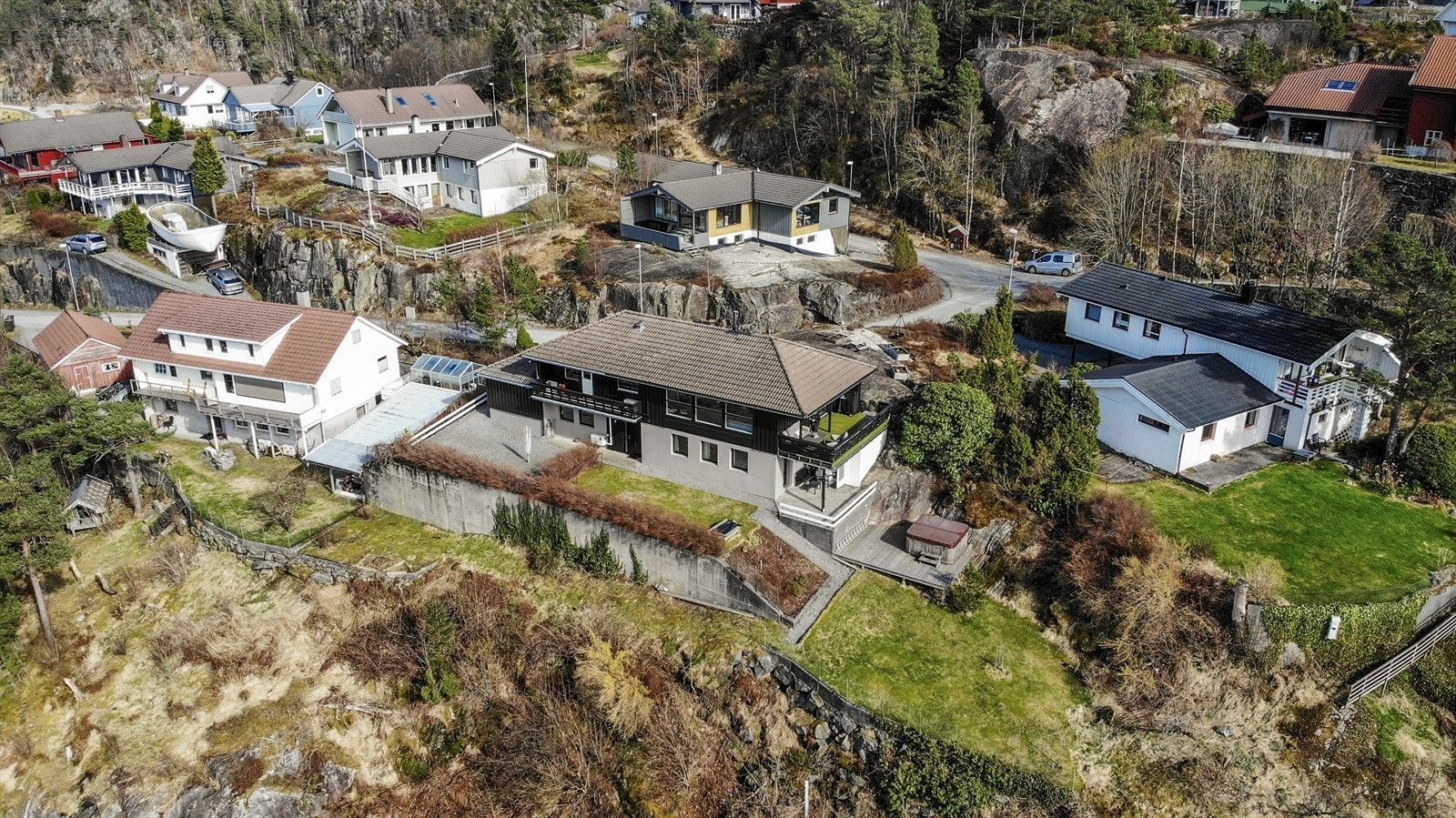Innholdsrik enebolig med panormautsikt. Nydelig, barnevennlig beliggenhet på Flataberget. Nær skole, barnehage, idrettsområde osv. Galleribilde
