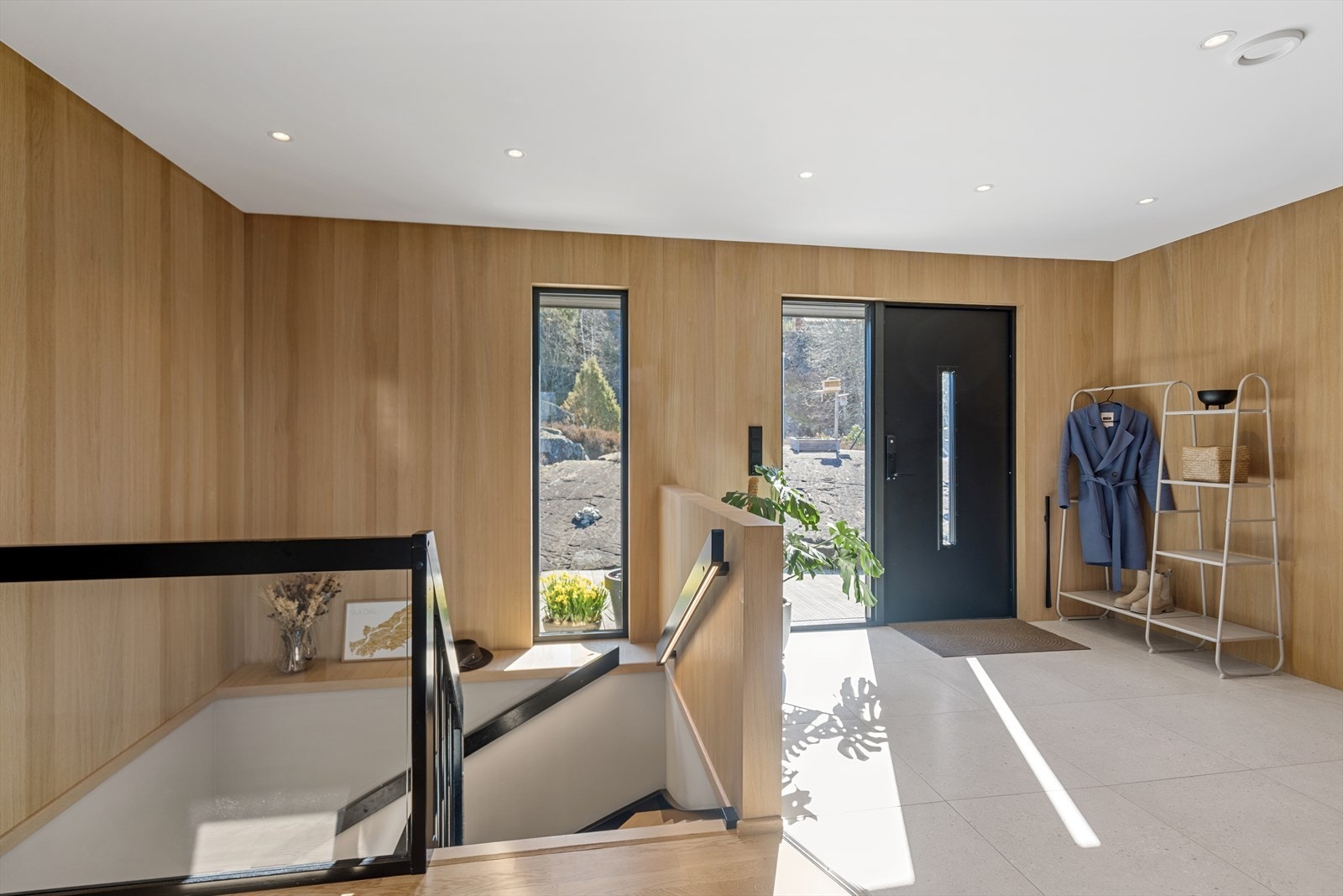 Stilfullt entréparti nylig oppusset. Store gulvfliser, pene veggflater, downlights, dør med kodelås og ny trapp fra Erøyvik. Det er en praktisk garderobe ifm. entréen. Galleribilde