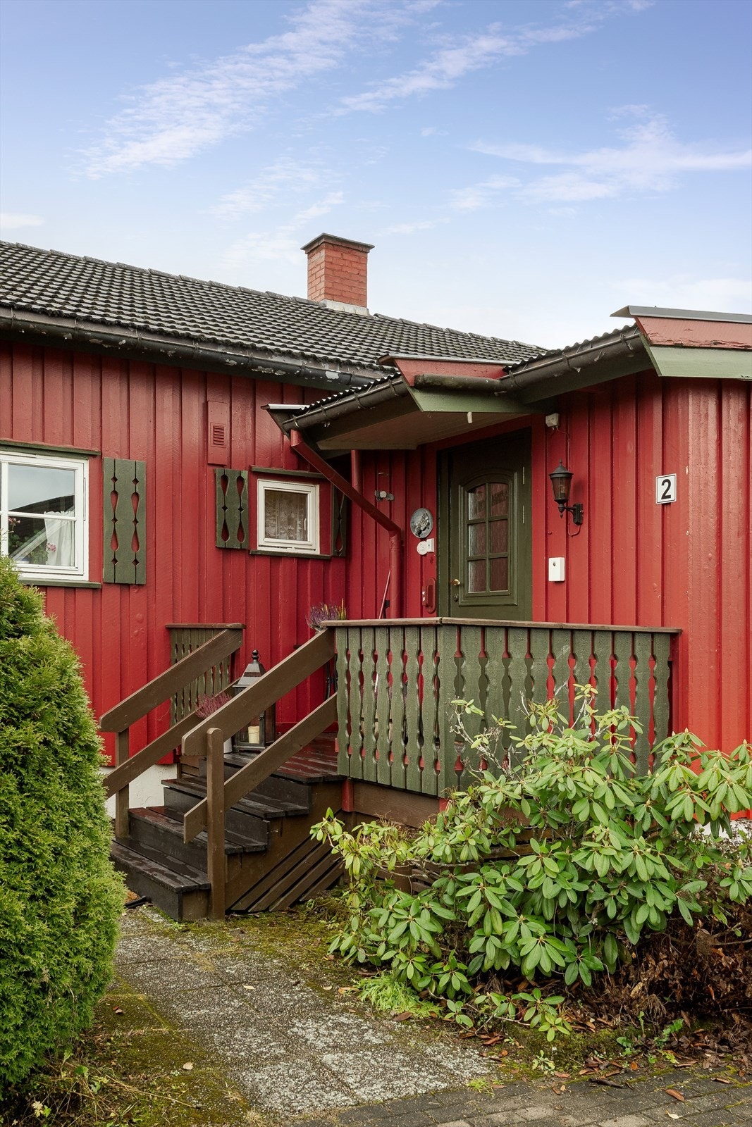 Inngangspartiet er oppført med trekonstruksjoner og her det plass til liten sittegruppe. Galleribilde