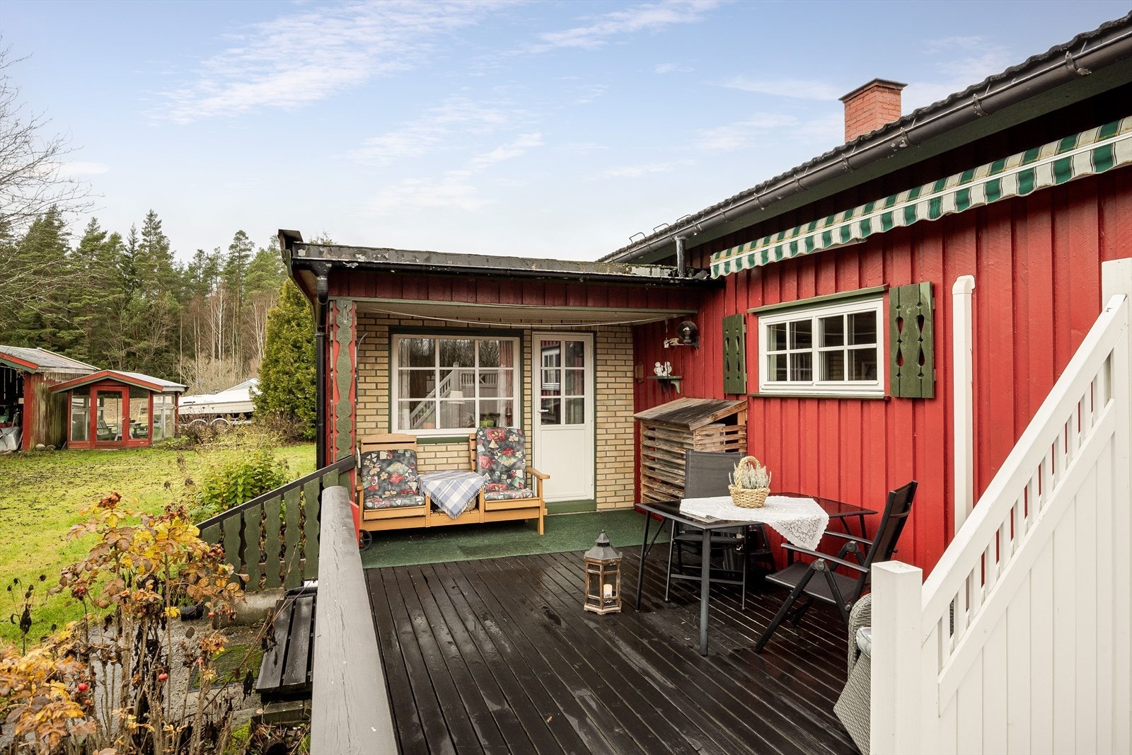 Terrassen er oppført med trematerialer og har en malt utførelse, og det er teppebelagt betonggulv på deler av denne. Galleribilde