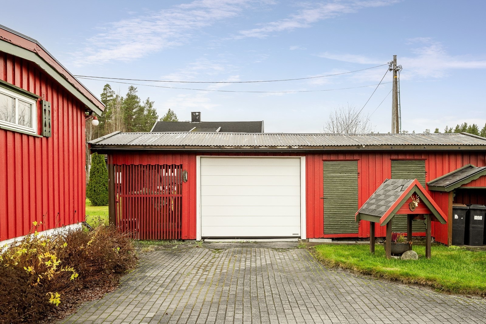 Garasjen er ca. 41 m² og oppført med trekonstruksjon og har betonggulv samt elektrisk foldeport. Galleribilde