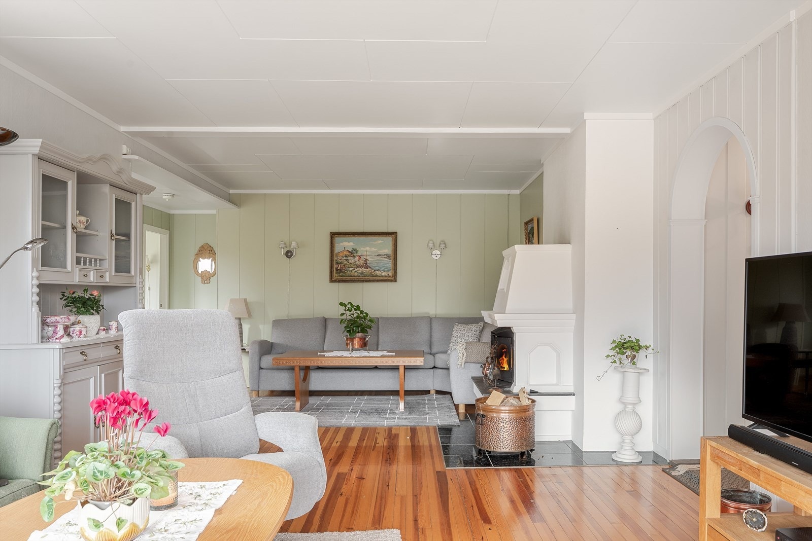 Lysemalte overflater og god plass for møblering i ulike soner. Galleribilde