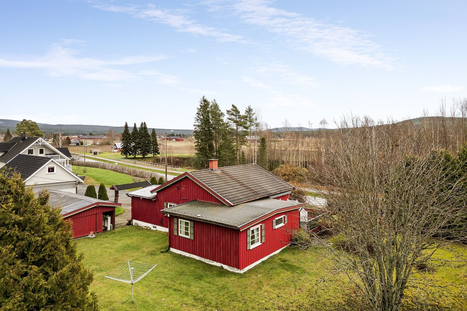 Landlig beliggenhet ca. 8 km fra Flisa sentrum, men det er nærhet til flotte turområder og en svipptur til Gjesåssjøen. Galleribilde
