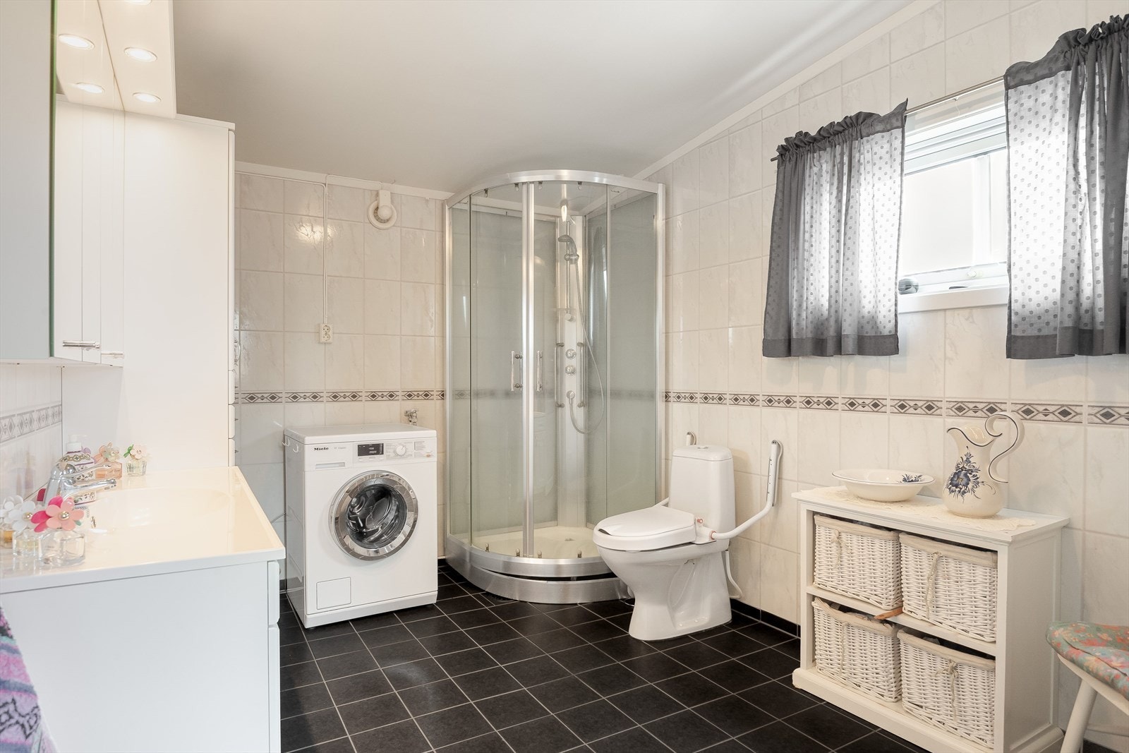 Badet ble etablert nytt i 2007, er flislagt og har varmekabler i gulvet. Dusjkabinett og gulvstående toalett. Galleribilde