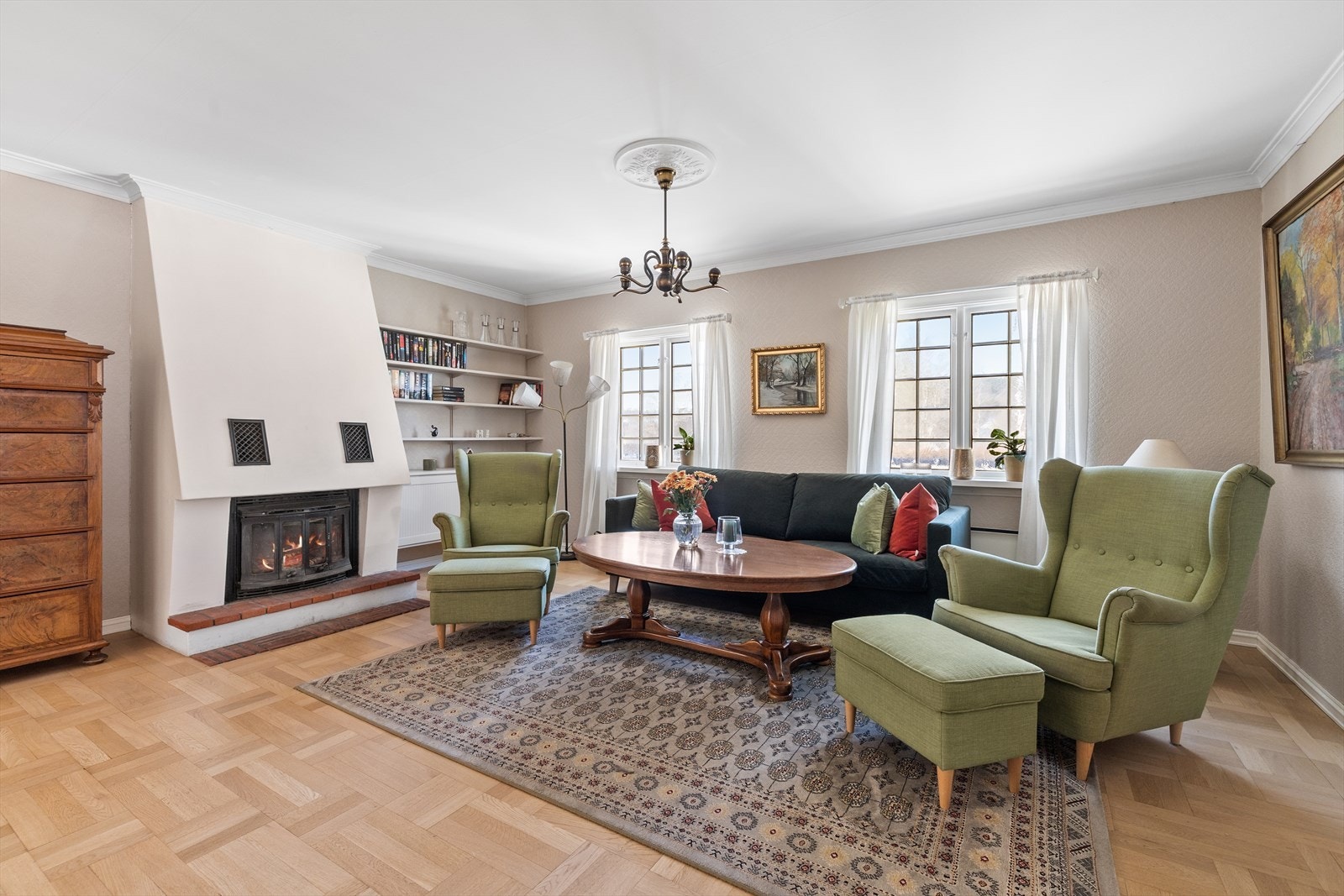 Stuen er lys og romslig i et tidsriktig fargevalg. Galleribilde