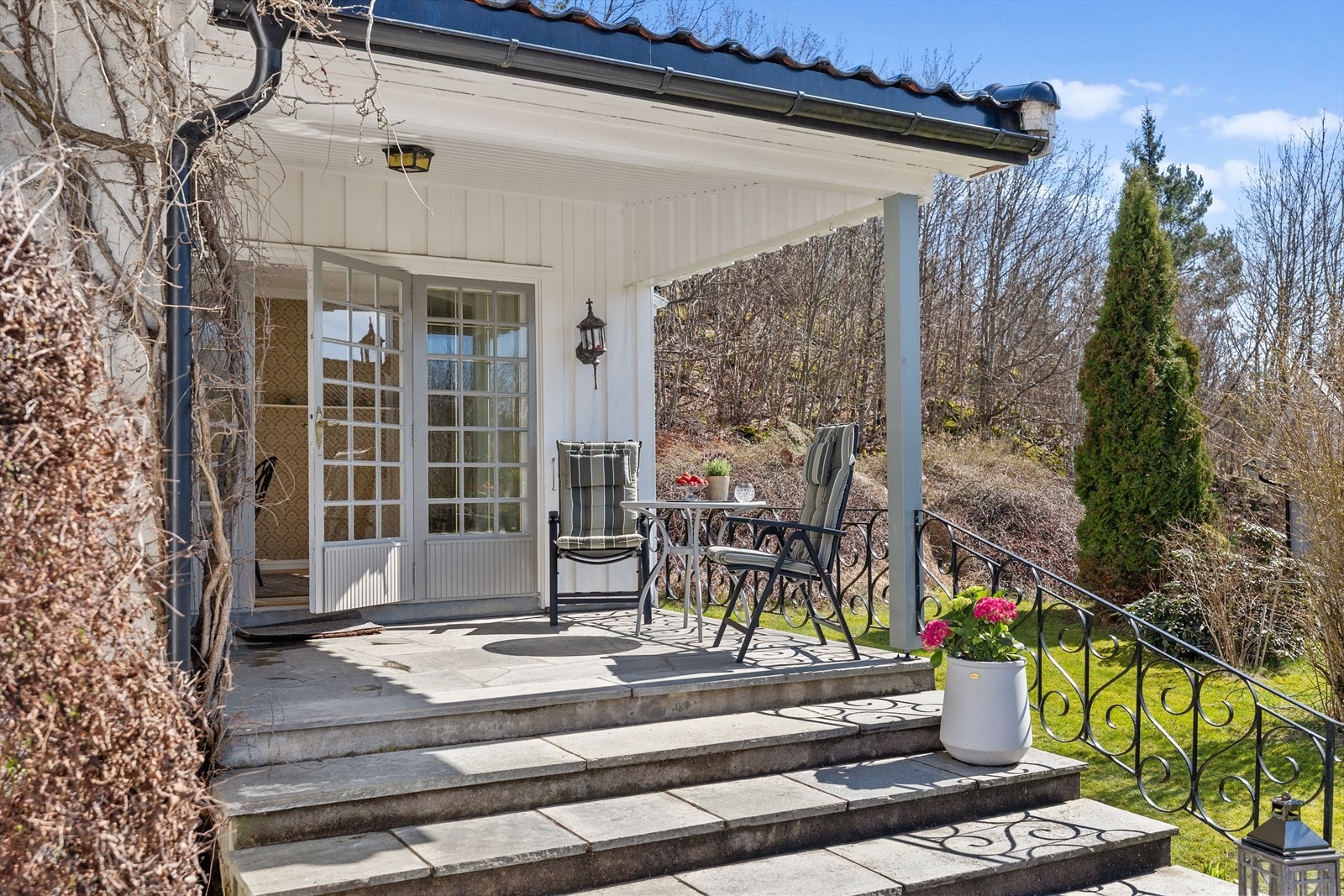 Fra spisestuen er det utgang til en overbygget veranda. Galleribilde