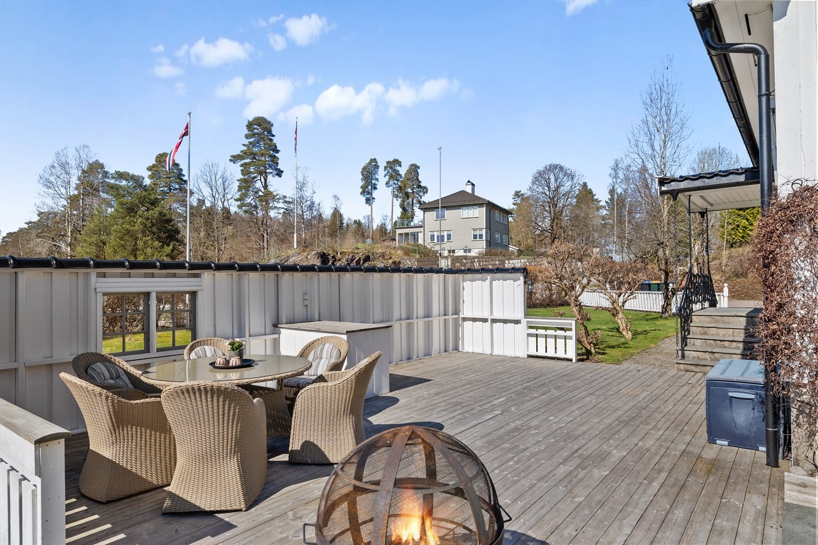 Her har du en skjermet uteplass med levegg, hvor man sitter godt beskyttet fra innsyn og forbipasserende. Galleribilde