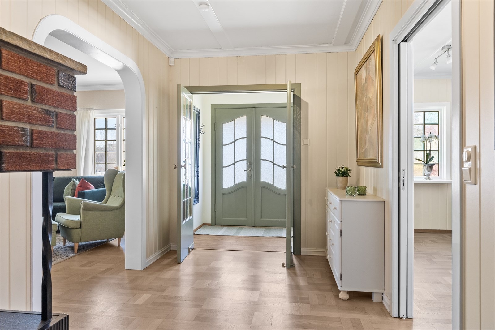 Allerede ved ankomst legger man merke til den vakre ytterdøren med buede glassfelt, og inne videreføres den gode følelsen. Galleribilde