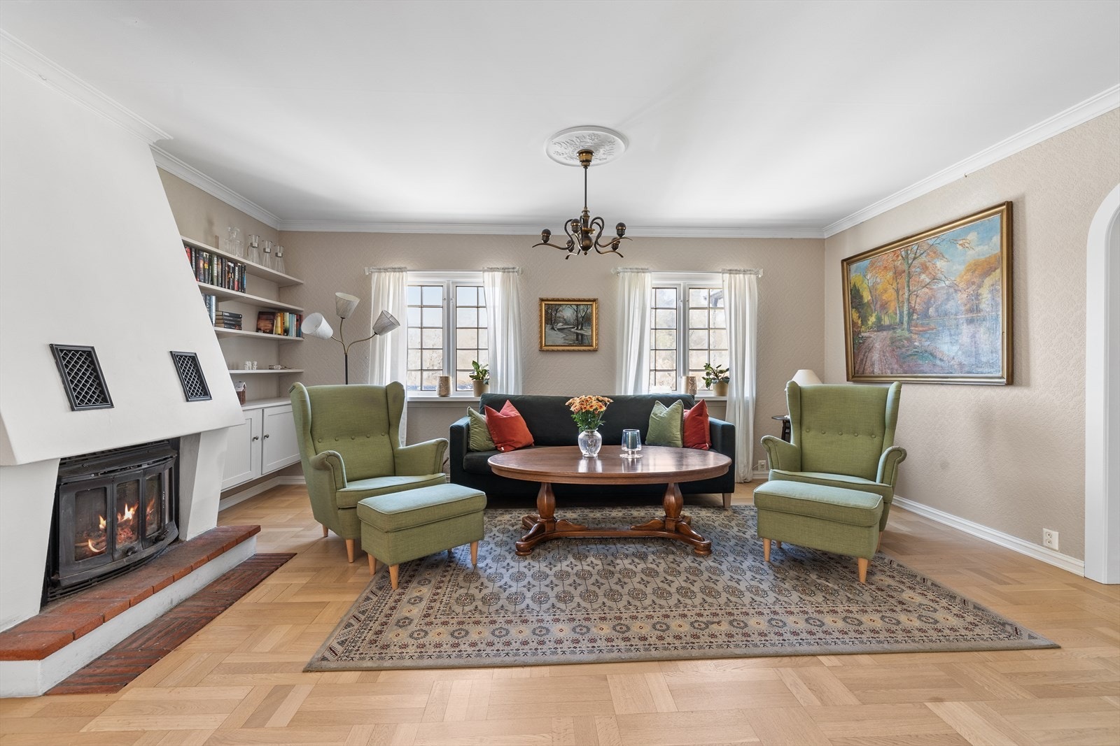 Her finner du en koselig vedovn, som bidrar til varme og hygge på kalde høst- og vinterdager. Galleribilde