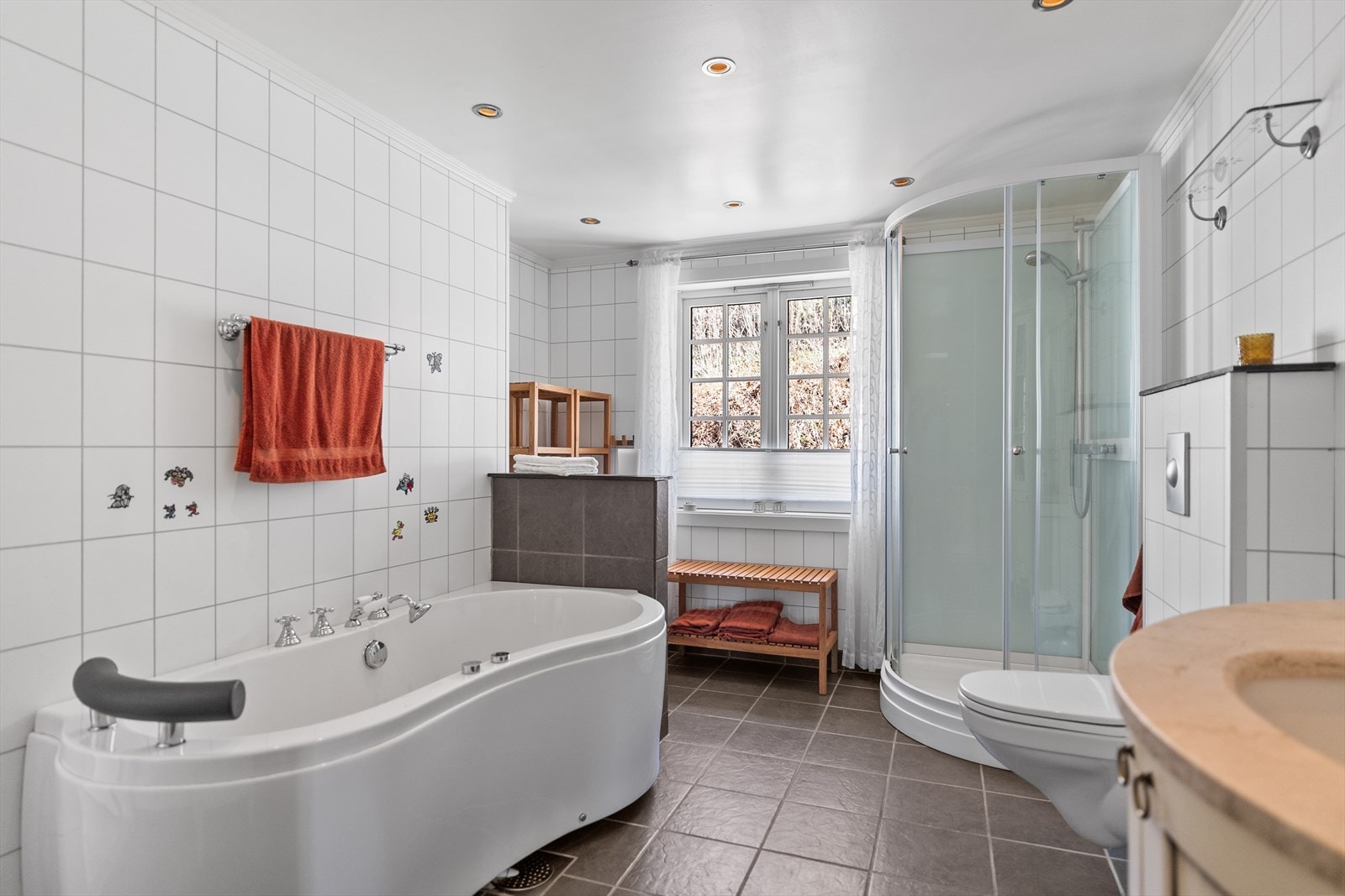 Badet er helfliset og utstyrt med varmekabler i gulvet. Galleribilde