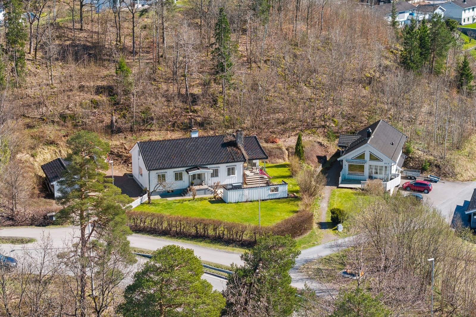 Det medfølger enkel garasje, og det har tidligere vært søkt om dobbel garasje. Galleribilde