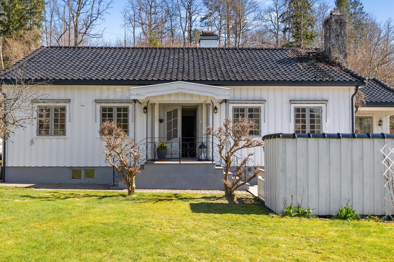 En sjarmerende og innholdsrik enebolig med super sentral beliggenhet i Andebu. Galleribilde