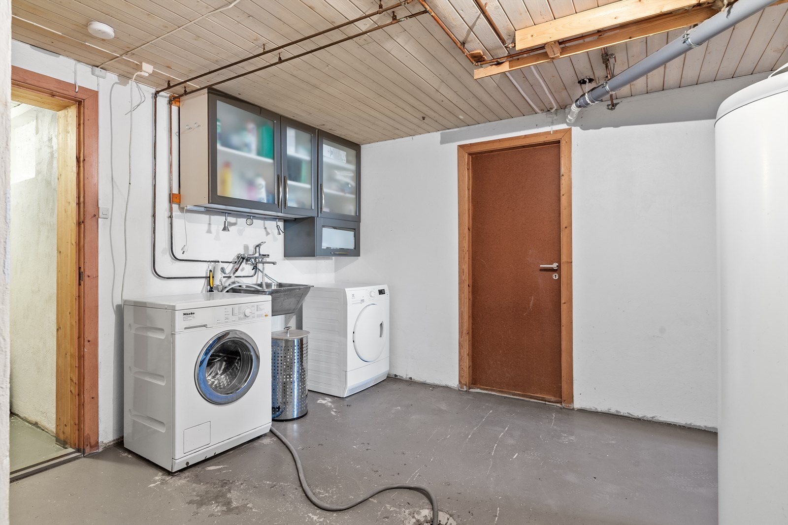 Praktisk vaskerom i kjeller. Galleribilde