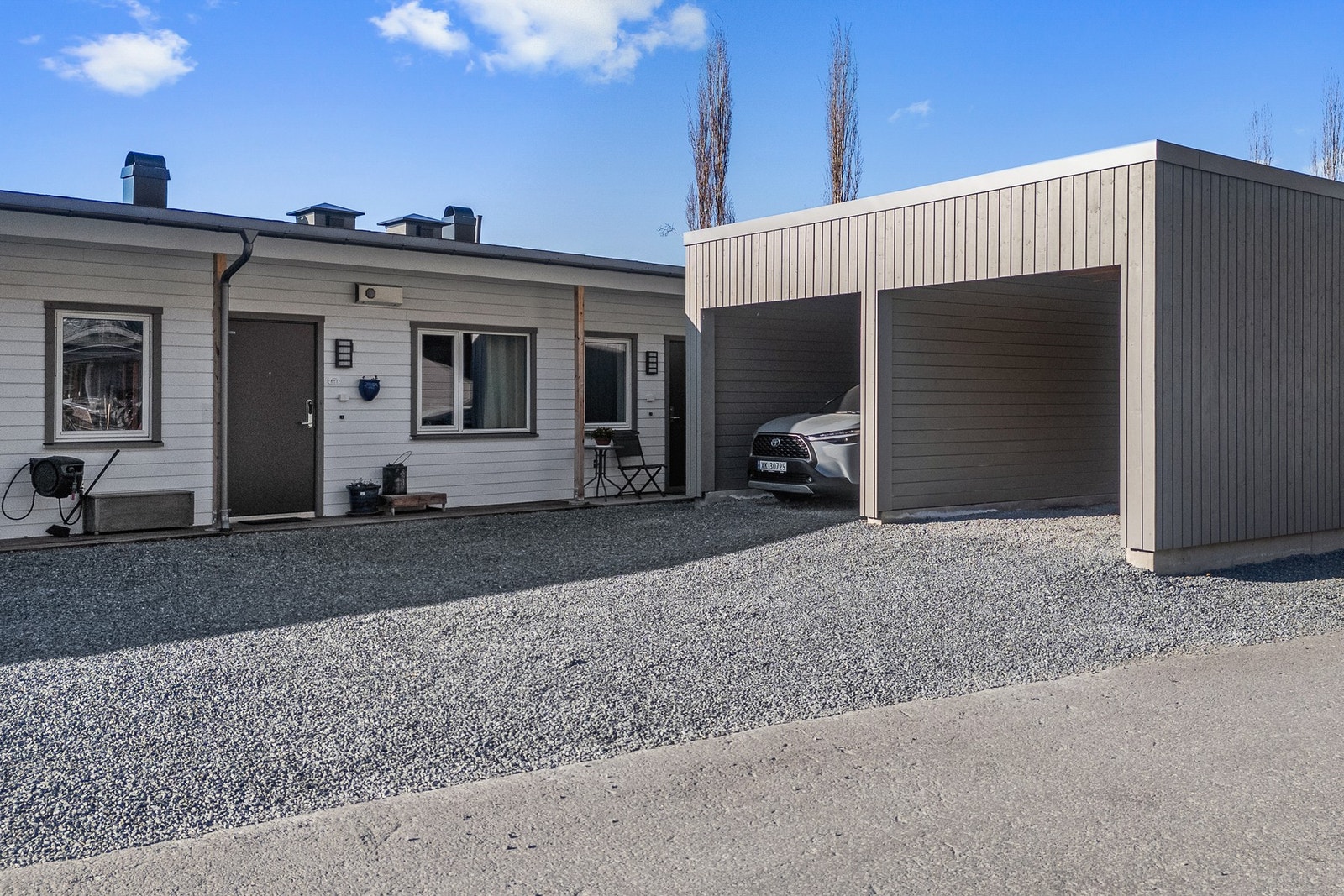 Carport med tilhørende sportsbod. Det er montert elbillader. Galleribilde
