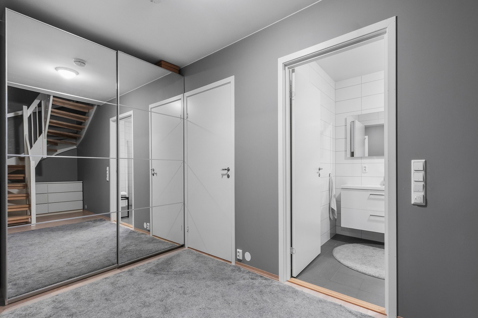 Garderobe i gang mellom soverom, vaskerom og bad. Svært praktisk plassert, med god plass. Galleribilde