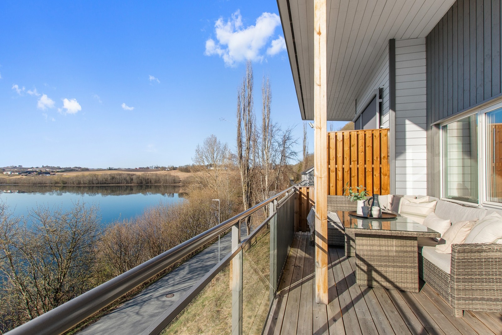 Veranda med svært gode solforhold. Galleribilde