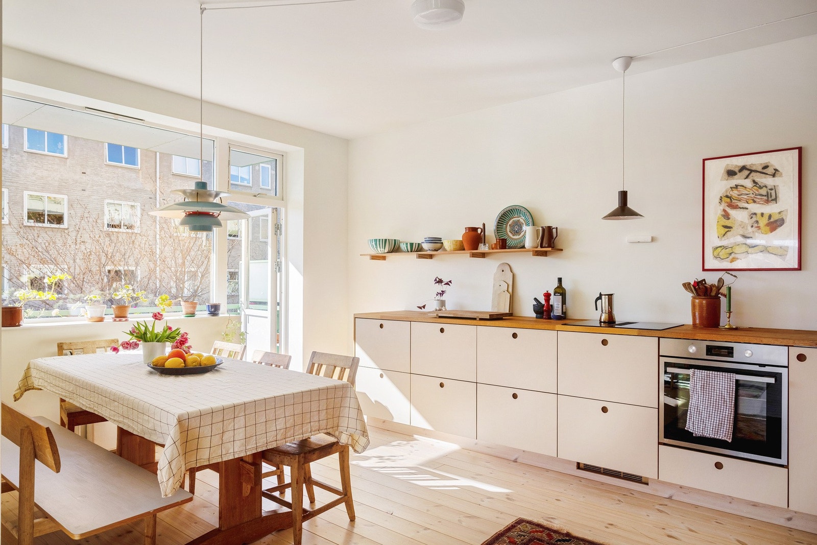 Legg også merke til sokkellisten som er utført i en lik stil som det gjennomgående heltre furugulvet, noe som bidrar til et helhetlig og gjennomført uttrykk. Galleribilde