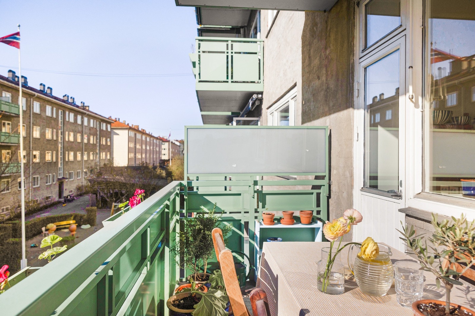 Samlet sett tilbyr boligen to komplette uteplasser som ivaretar behovet for både sol, plass og et tiltalende utsyn. Galleribilde