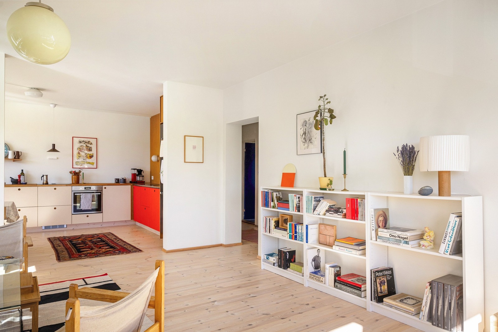Den gjennomgående, listefrie overgangen videre inn i boligen bidrar til et moderne og helhetlig uttrykk, samtidig som planløsningen oppleves luftig og harmonisk. Galleribilde