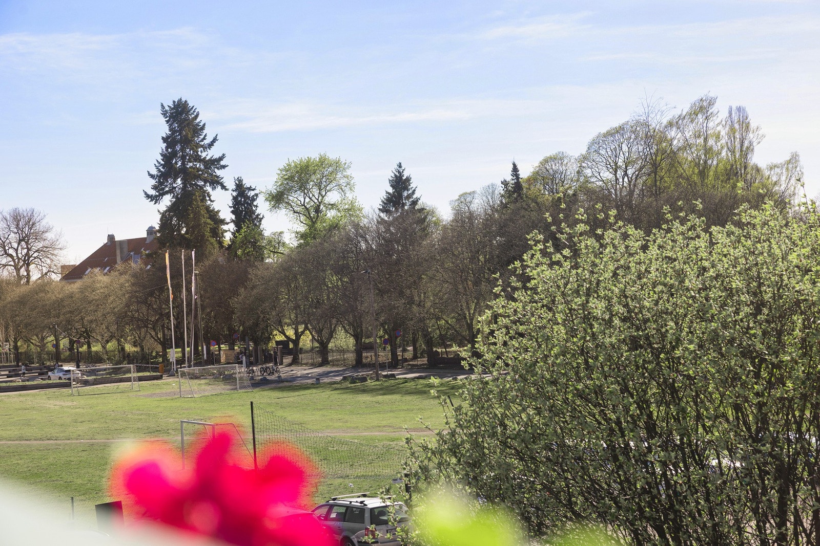 Balkongen vender mot fellesområder med grønne omgivelser, og gir et hyggelig utsyn mot blant annet større grøntarealer og de ærverdige bygningene i området, inkludert Botanisk hage. Galleribilde