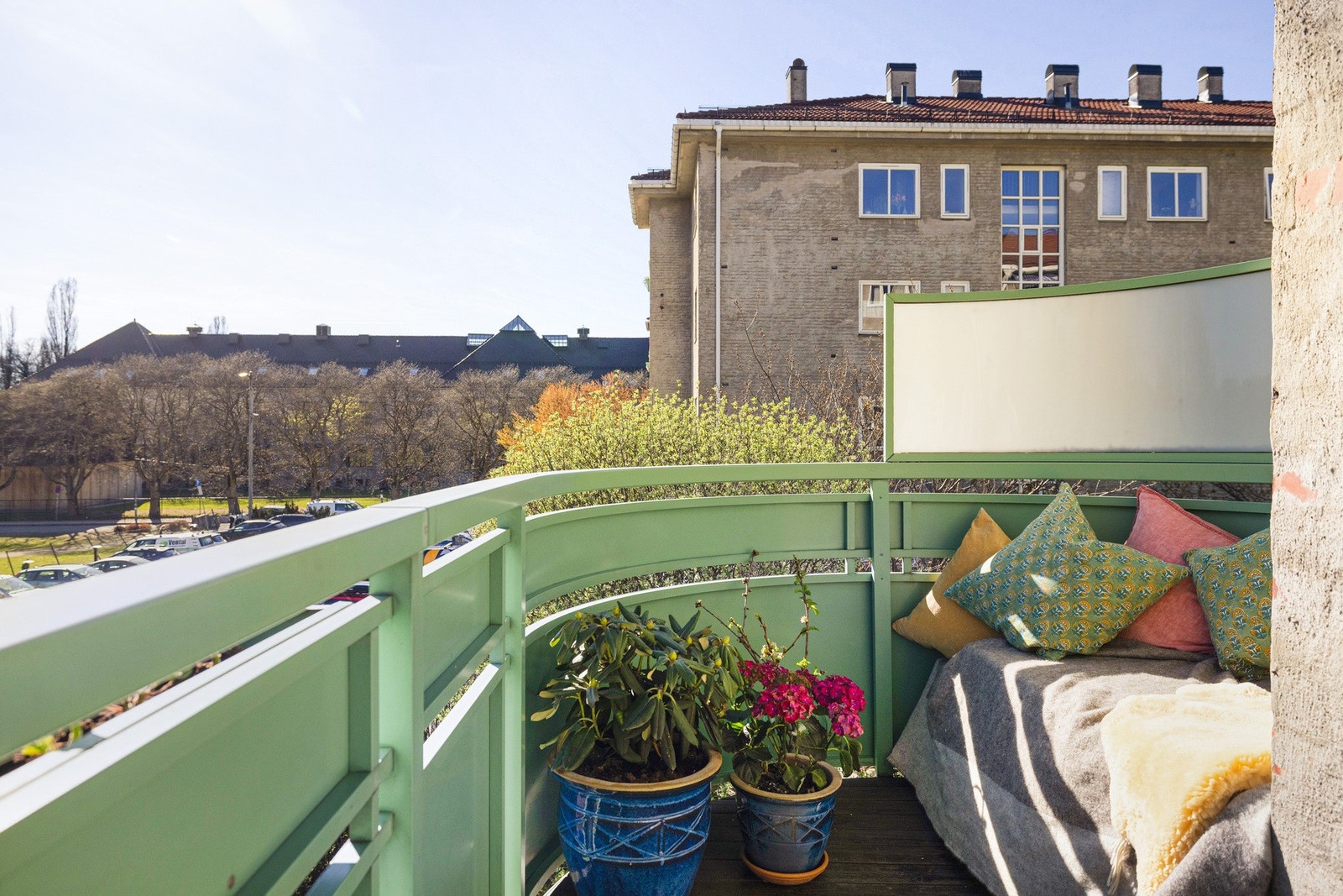 Fra stuen er det utgang til en nydelig sydvestvendt balkong. Galleribilde