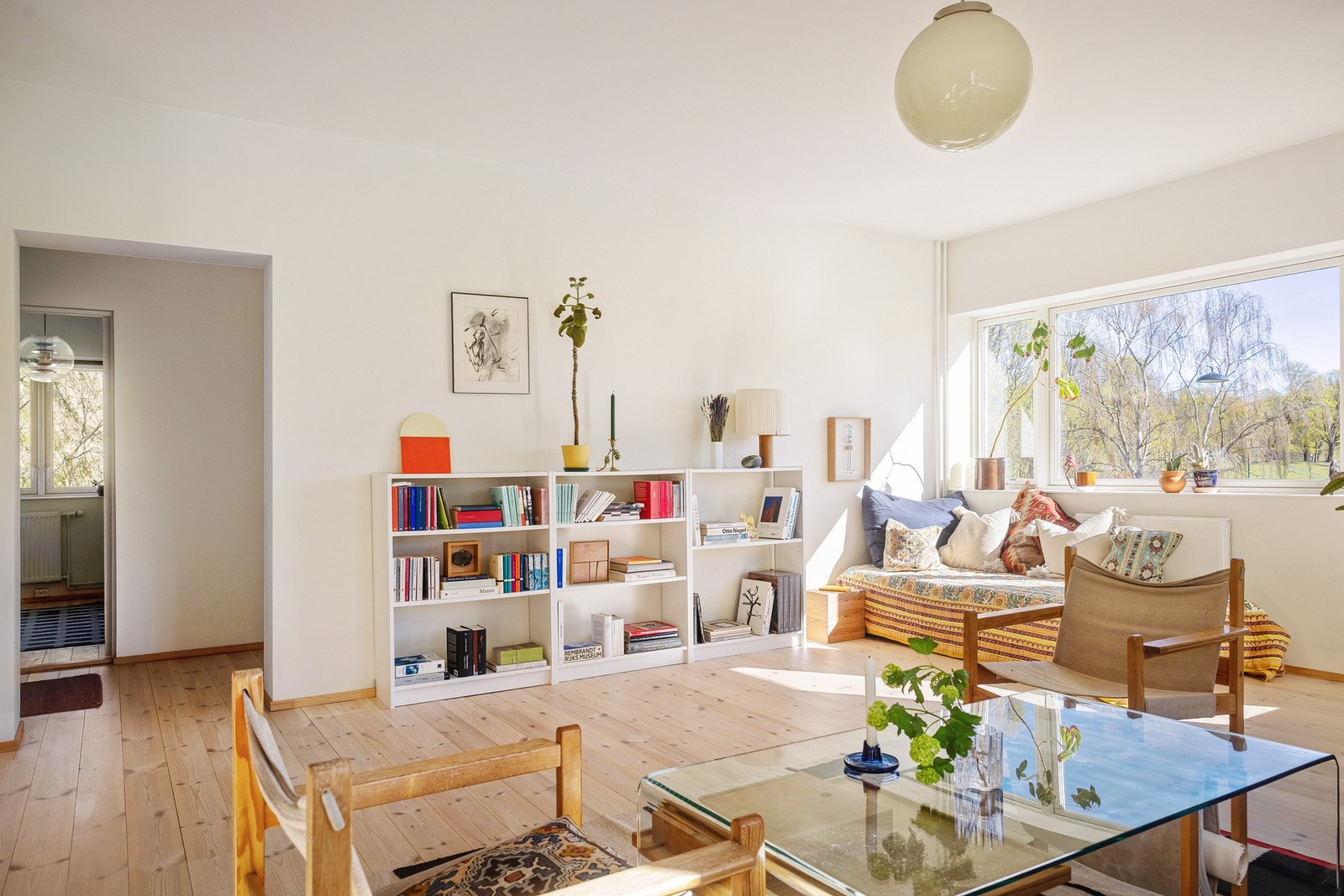 Det er god plass til en romslig sofagruppe med tilhørende salongbord, med naturlige soner for både TV-løsning og øvrig møblement som bokhyller. Galleribilde