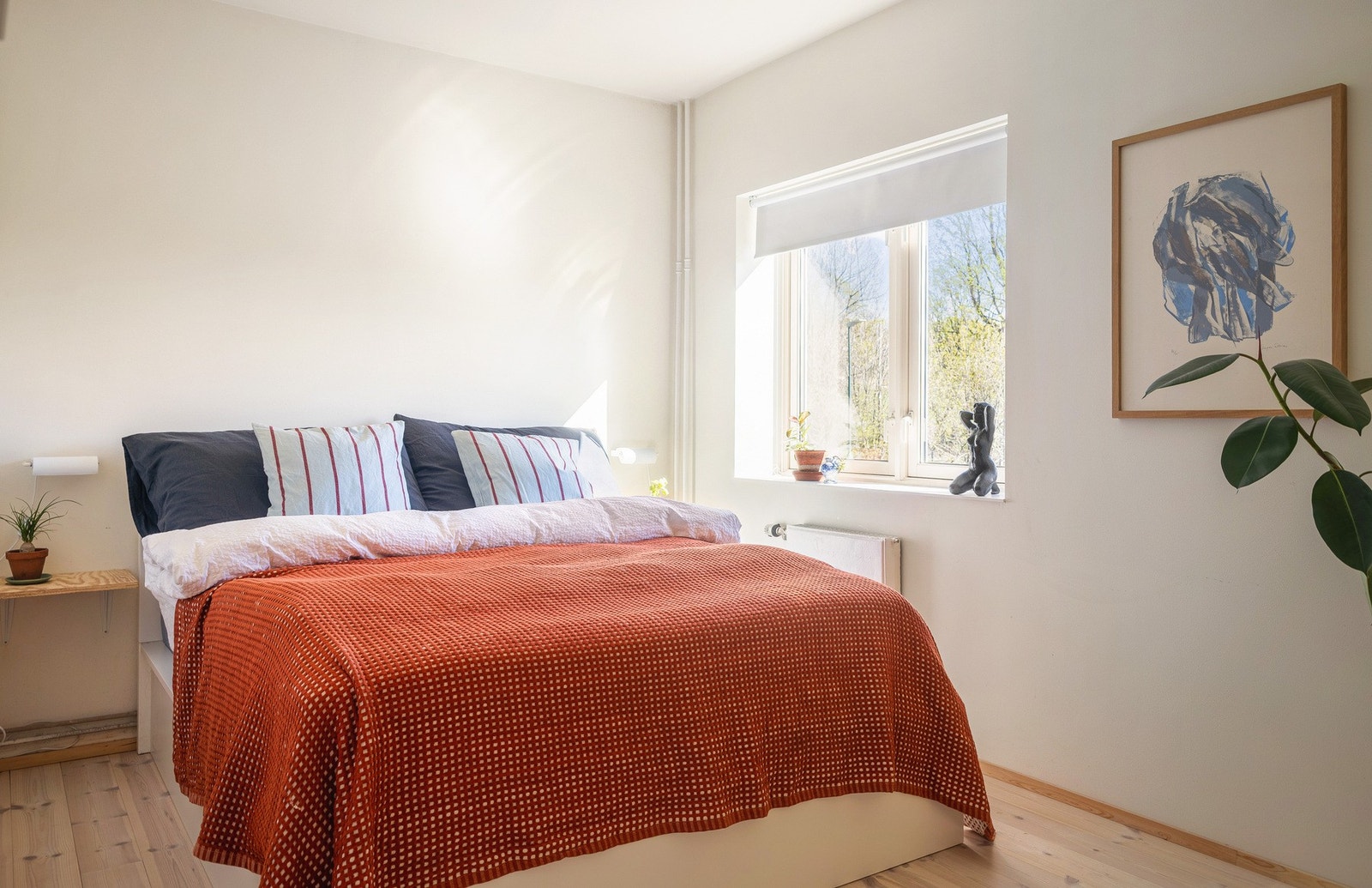Boligen disponerer to gode soverom med fleksible bruksmuligheter. Avbildet er hovedsoverommet. Galleribilde