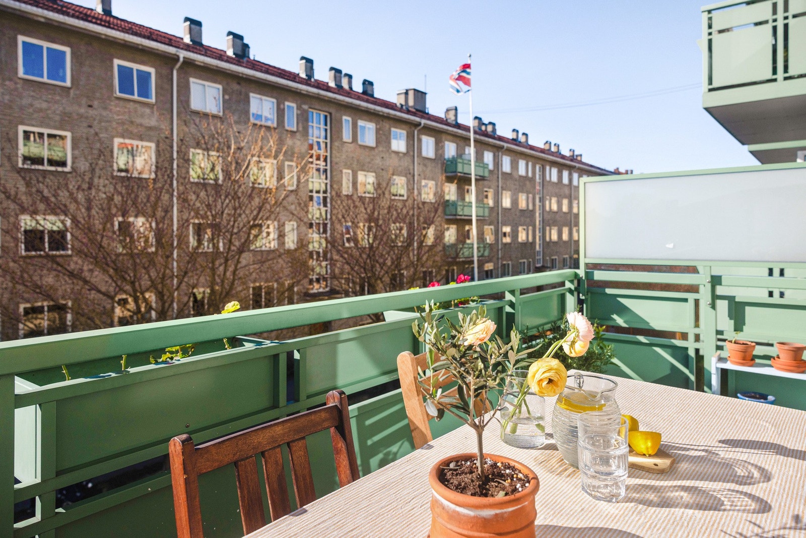 Her er det plass til spisegruppe, og området oppleves luftig med god avstand mellom byggene. Galleribilde
