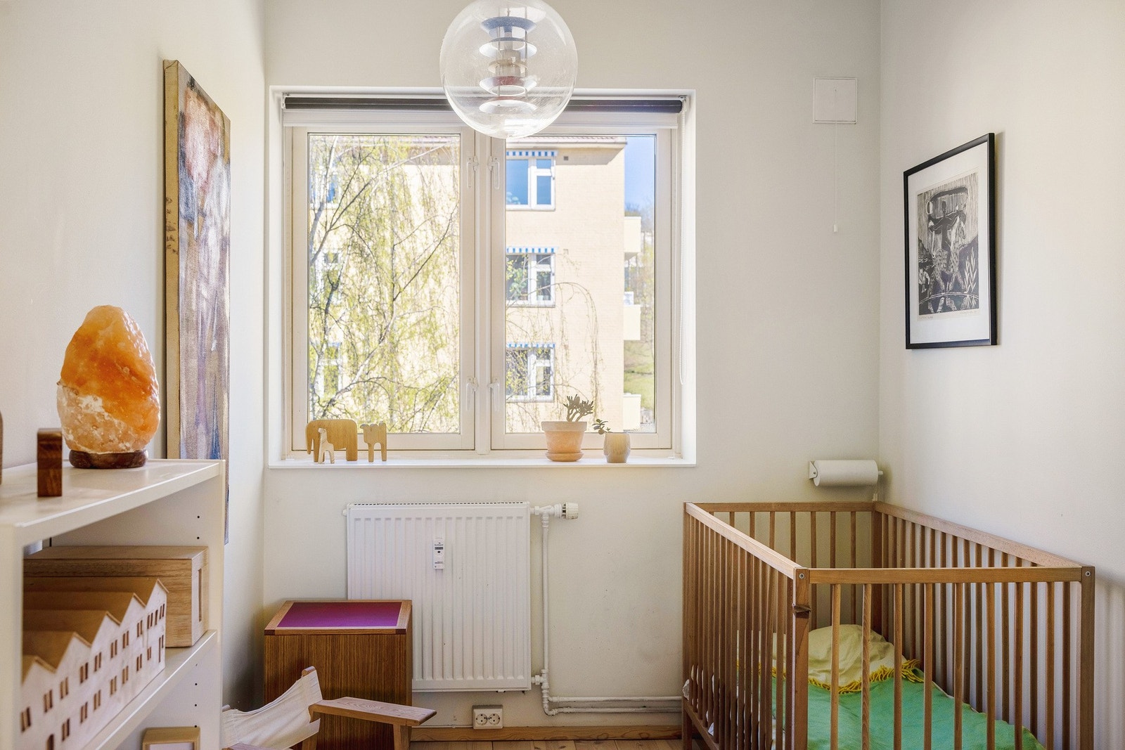 Soverom 2 har en fin størrelse med plass til seng, garderobeløsning og øvrig møblement etter behov, og fremstår som lyst og innbydende med tilsvarende materialvalg som øvrige rom i boligen. Galleribilde
