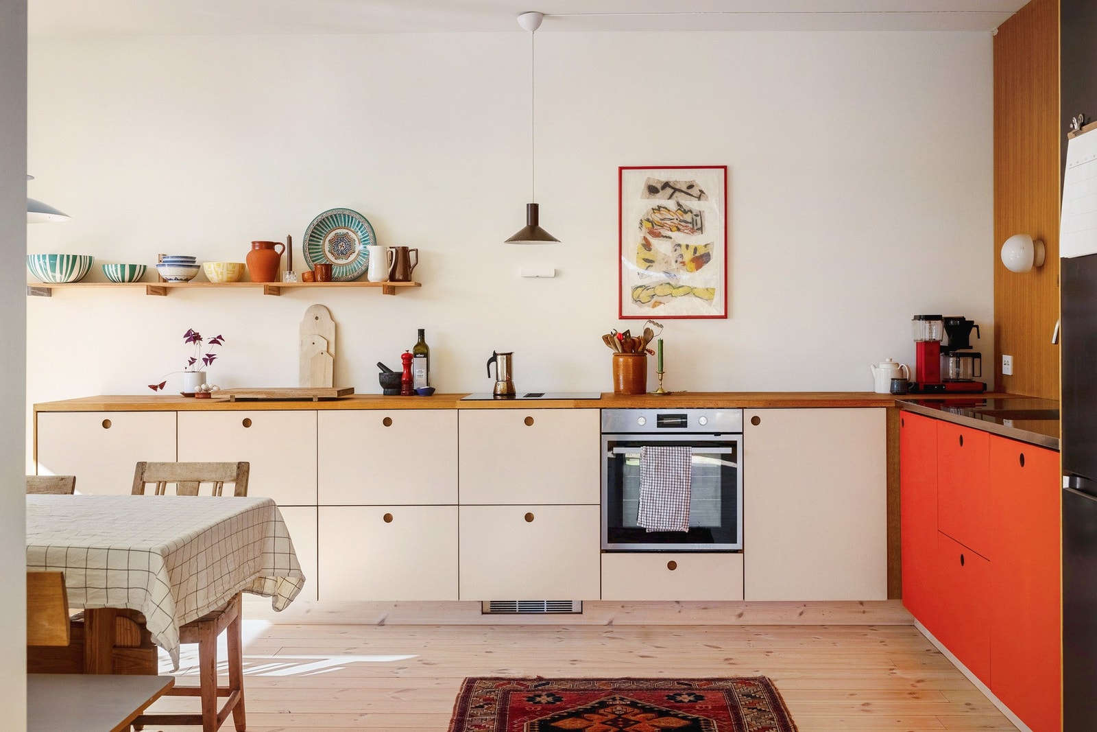 Innredningen har en stilren utførelse med hovedstamme fra IKEA, kombinert med fronter fra Noremax i linoleum som gir et moderne og eksklusivt preg. Galleribilde
