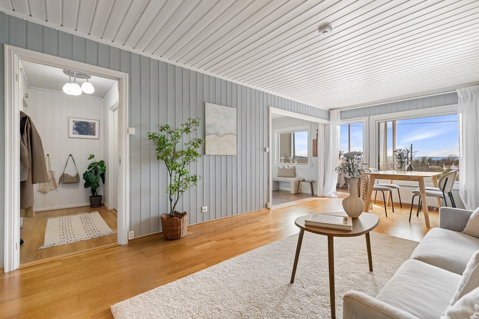 Stuen er romslig med plass til både spiseplass og sofagruppe. Galleribilde