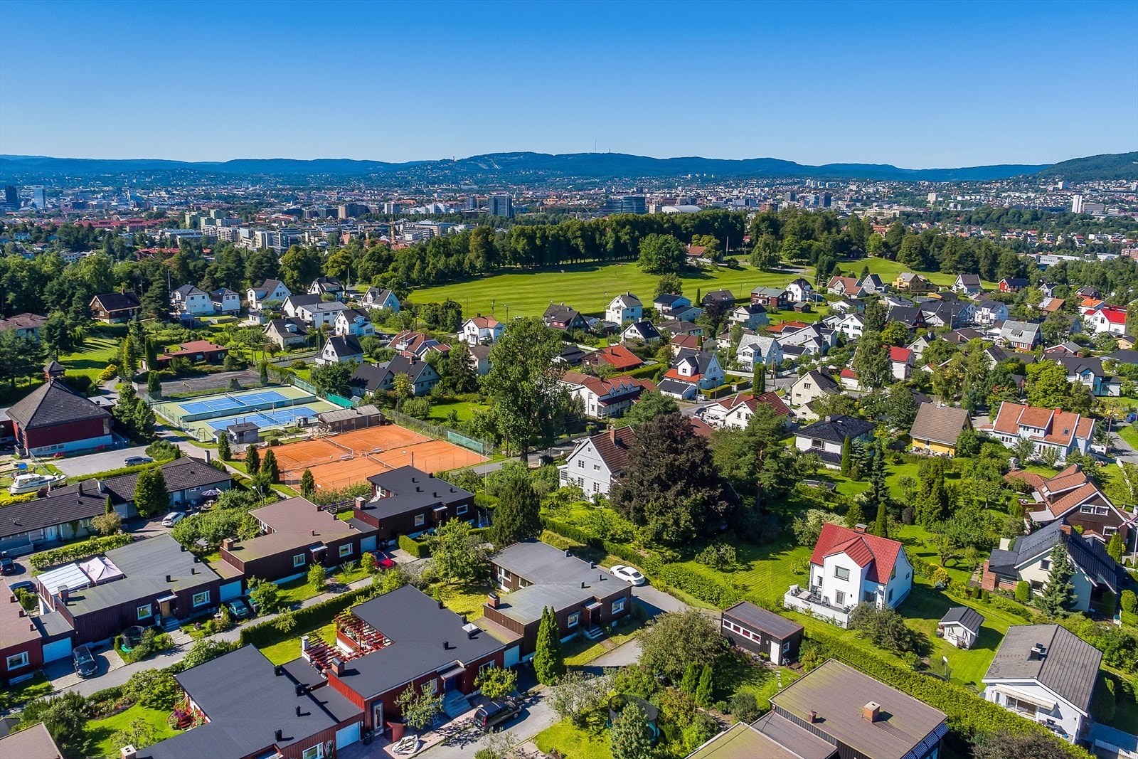 Ca. 850 meter til Oppsal tennisklubb. Galleribilde
