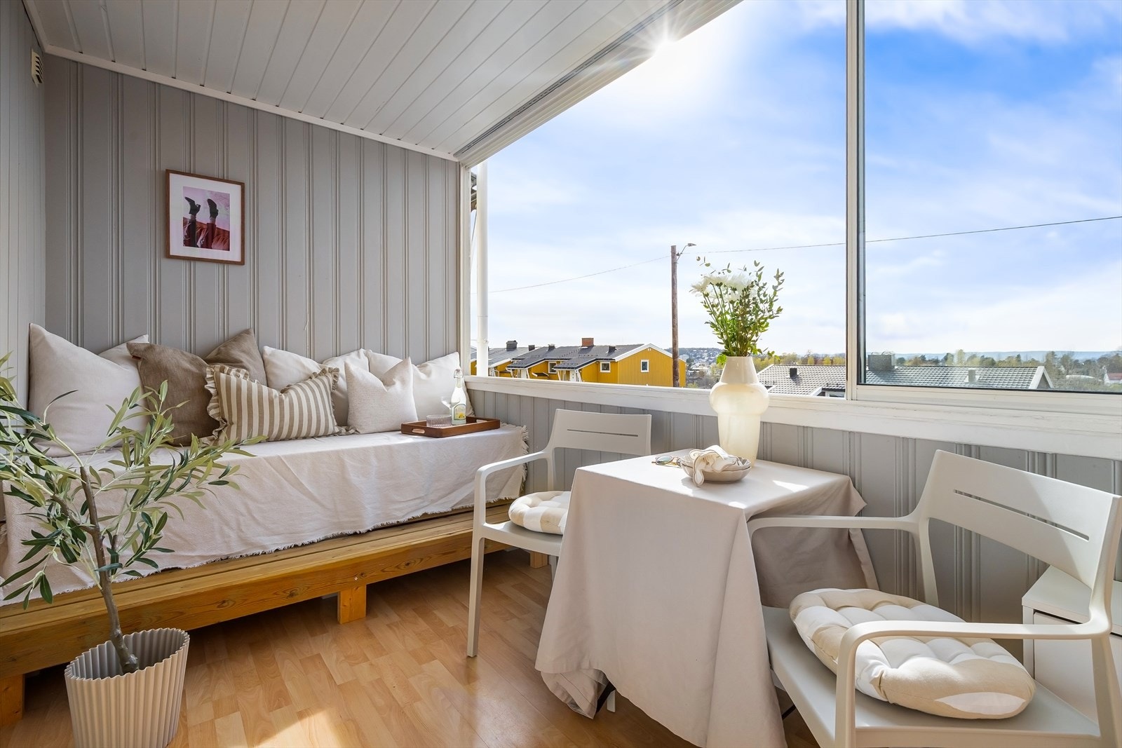 En lys og velholdt selveierleilighet med utgang til to flotte uteplasser mot vest, veranda på 8 kvm og terrasse på ca 20 kvm. Galleribilde