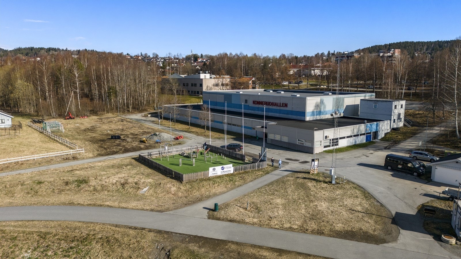 Konnerudhallen tilbyr innendørs håndballbane og arrangert idrett. Galleribilde