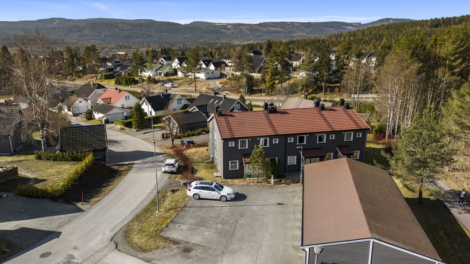 Det ble i regi av borettslaget skiftet bla. vinduer, terrasse- og ytterdør, utvendig panel og taktekke i 2017. Galleribilde