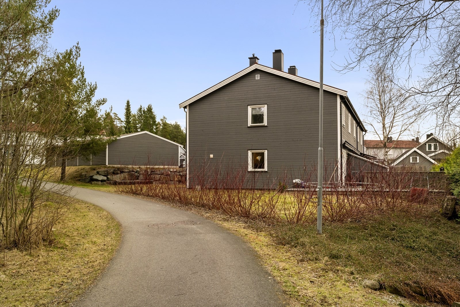 Her bor en stille og fredelig til uten gjennomgangstrafikk (veien avbildet er gangvei) Galleribilde