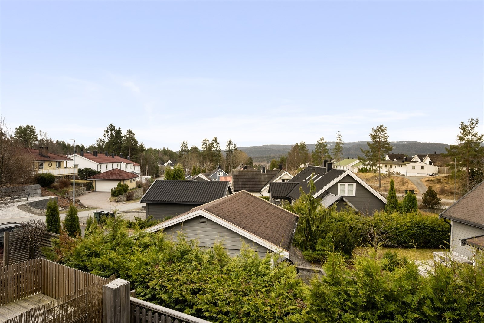 Utsikt fra 2. etasje over nabolaget. Galleribilde