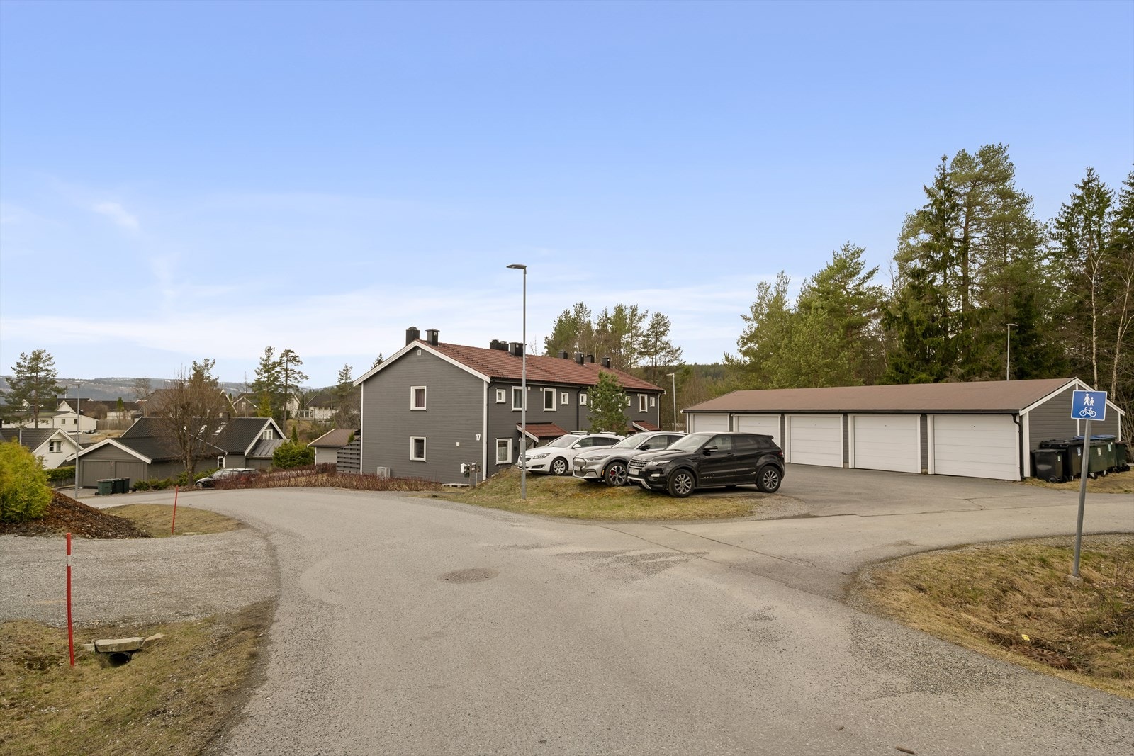 Det er flere biloppstillingsplasser utvendig, primært for besøkende. Galleribilde