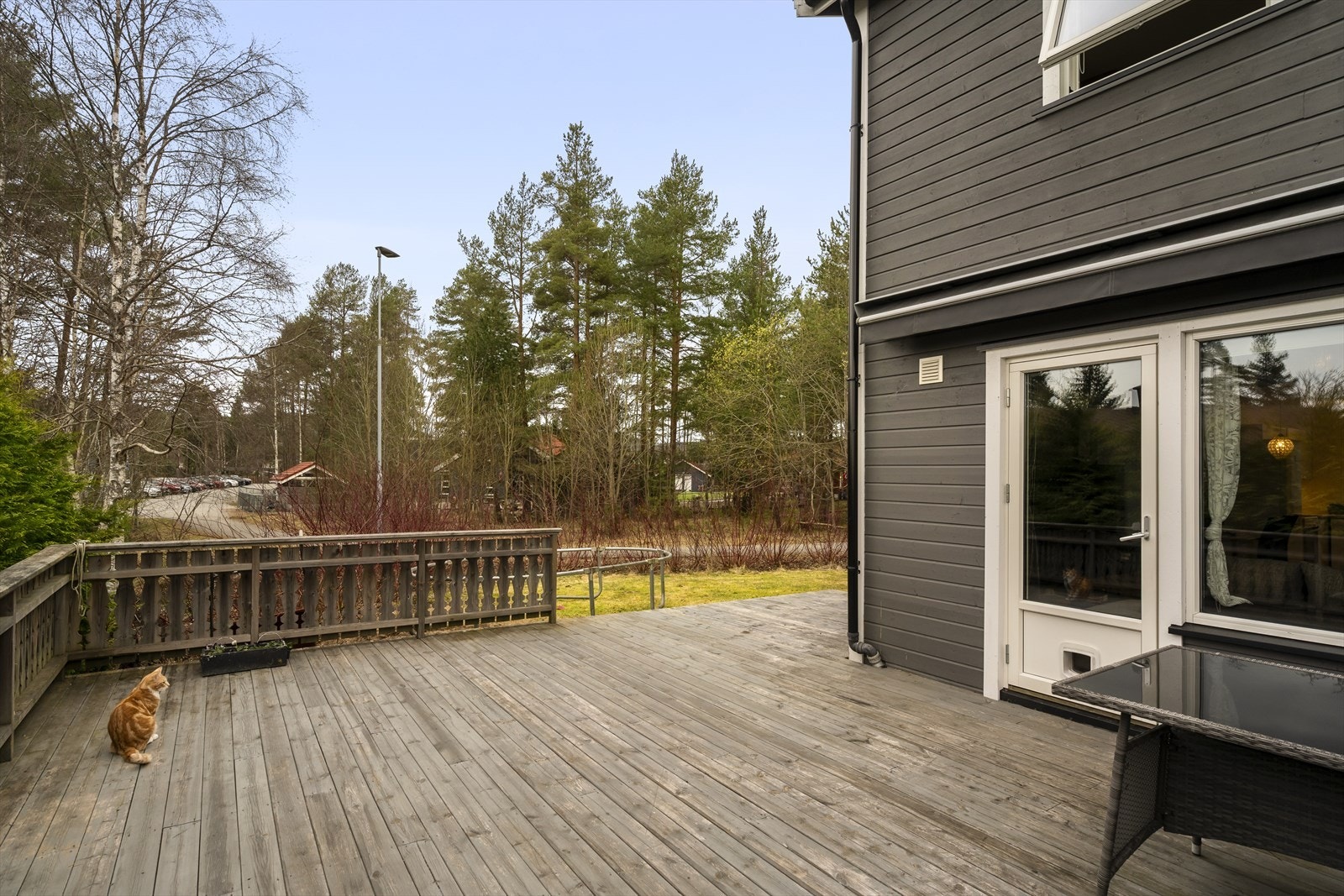 Her et gode møbleringsmuligheter, fra terrassen er det enkel adgang til en fin plen for lek og aktiviteter! Galleribilde